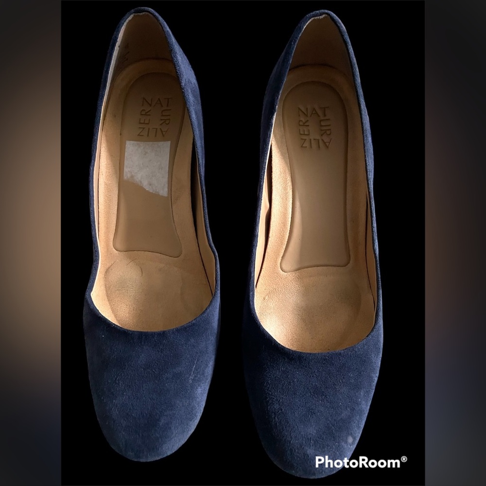 Naturalizer Royal Blue low heeled pump, size 9M.